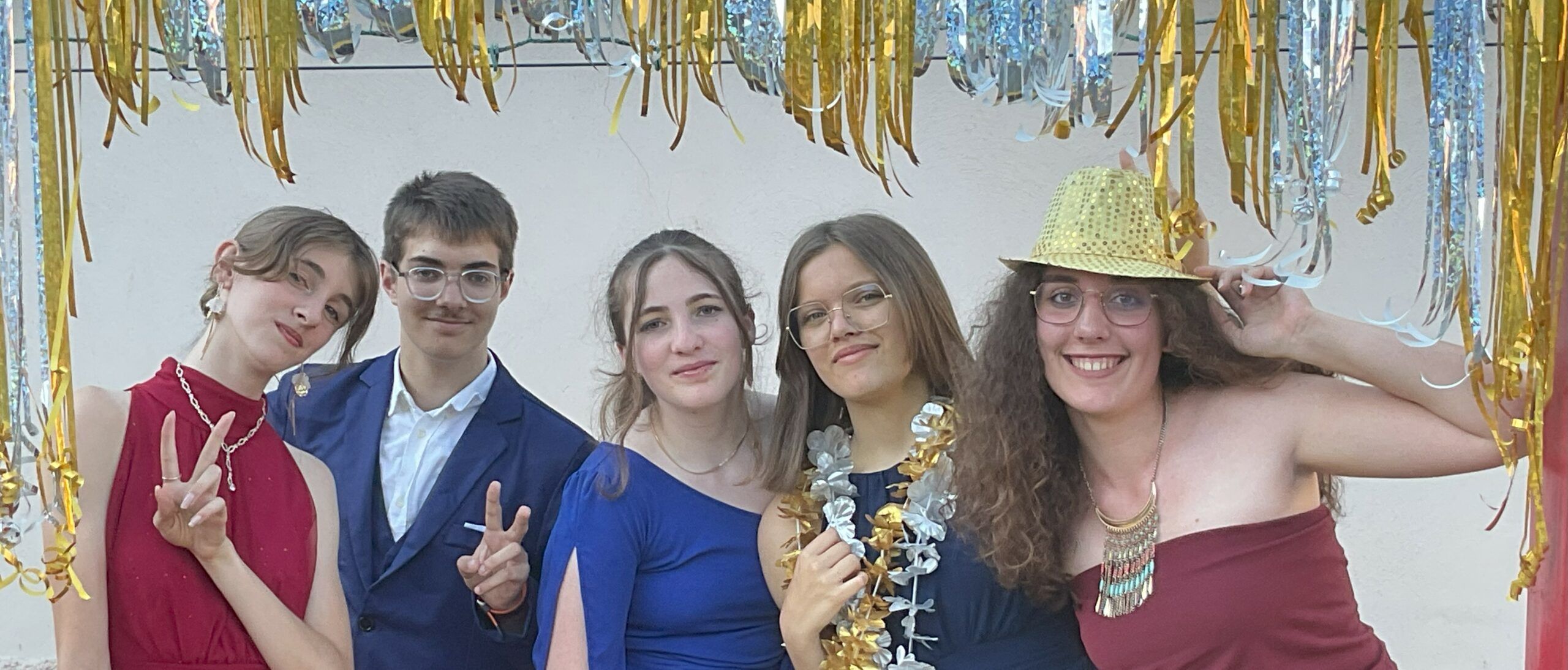 Élèves sur tapis rouge lors du bal de promo collège Les Marronniers 2025