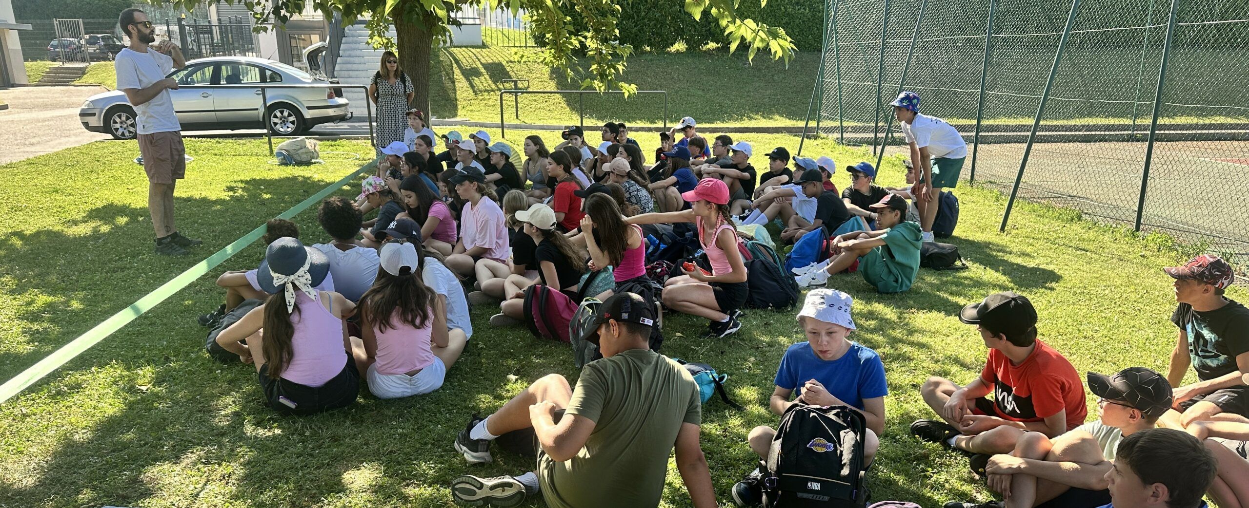 Élèves de 5e participant à la journée de fin d’année sous le soleil, entre jeux et baignade