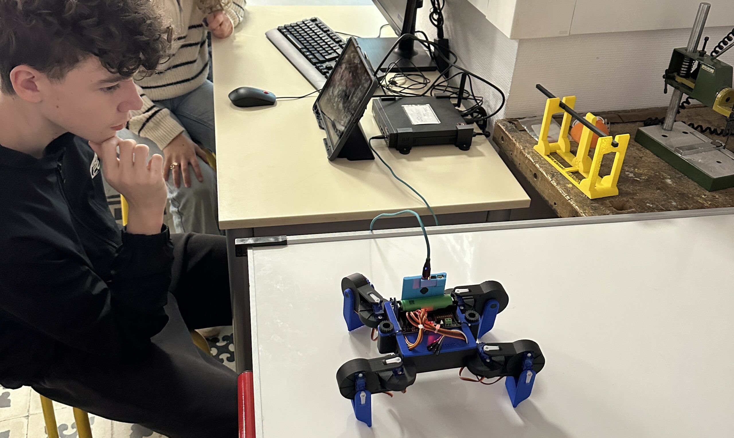 Élèves en salle de technologie découvrant la programmation robotique au collège