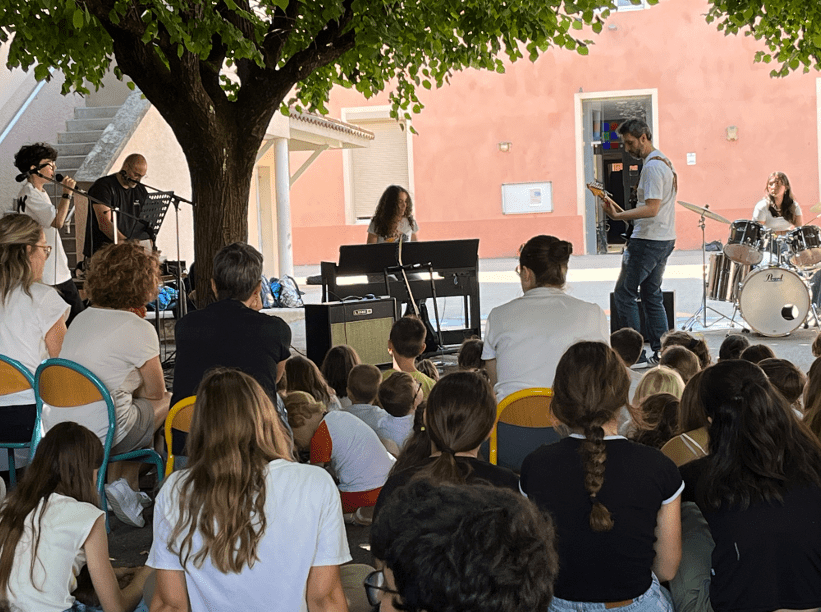 Élèves en scène pour un concert rock collège devant les maternelles