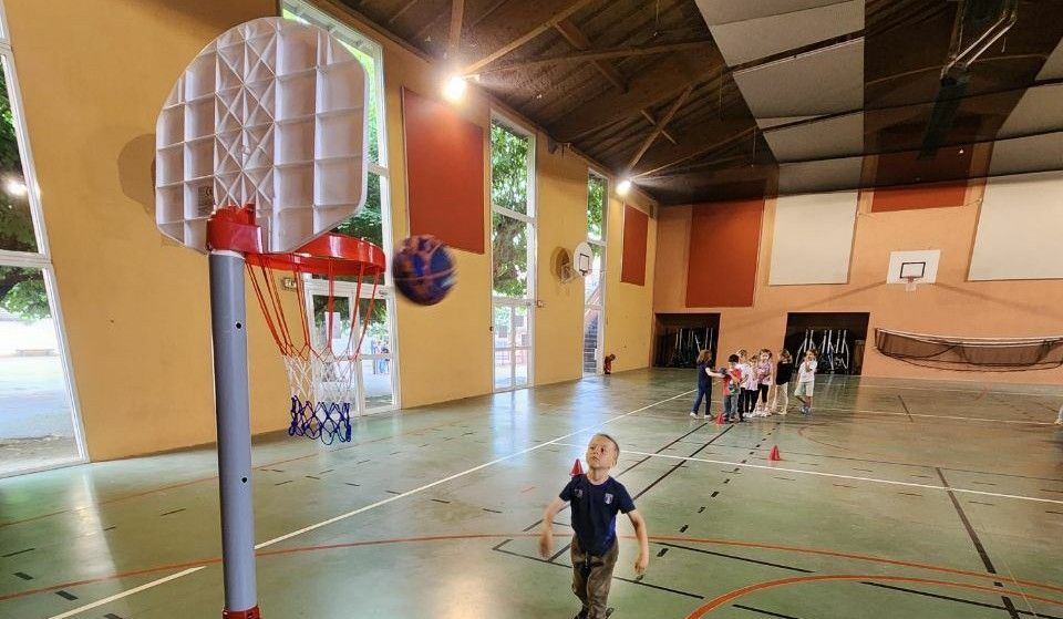 enfants de maternelle en activité de motricité, basket et judo