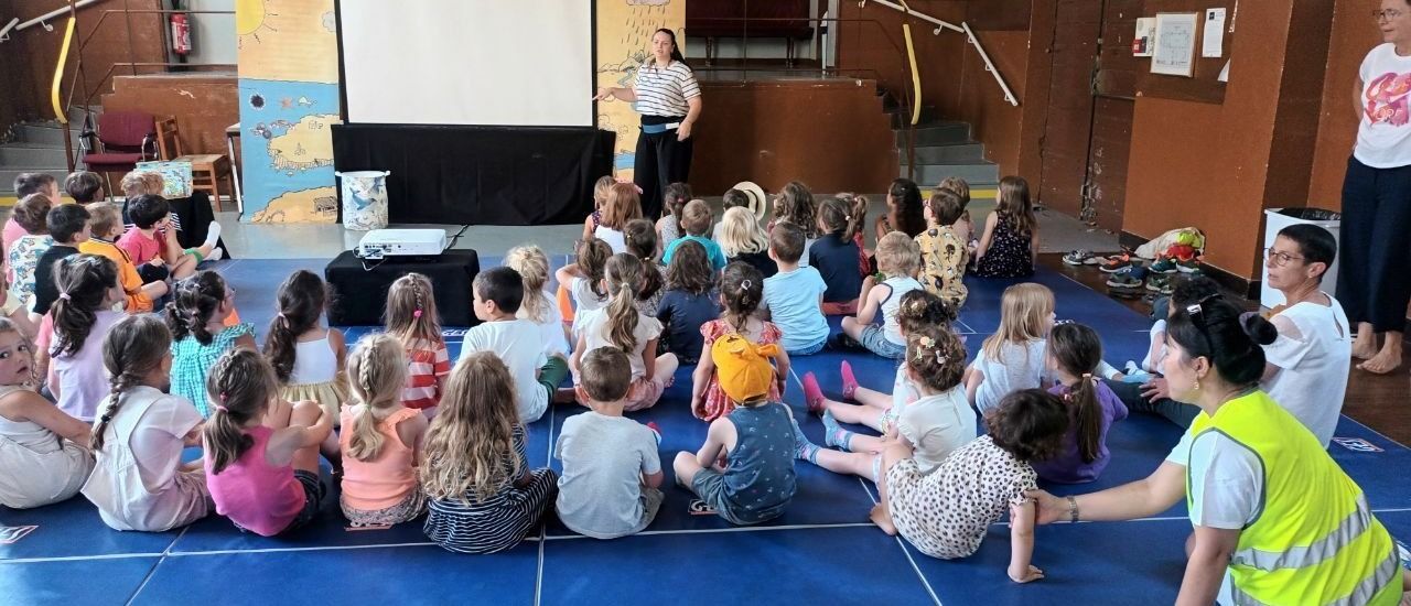 enfants de maternelle découvrant le cycle de l’eau lors d’une chasse au trésor
