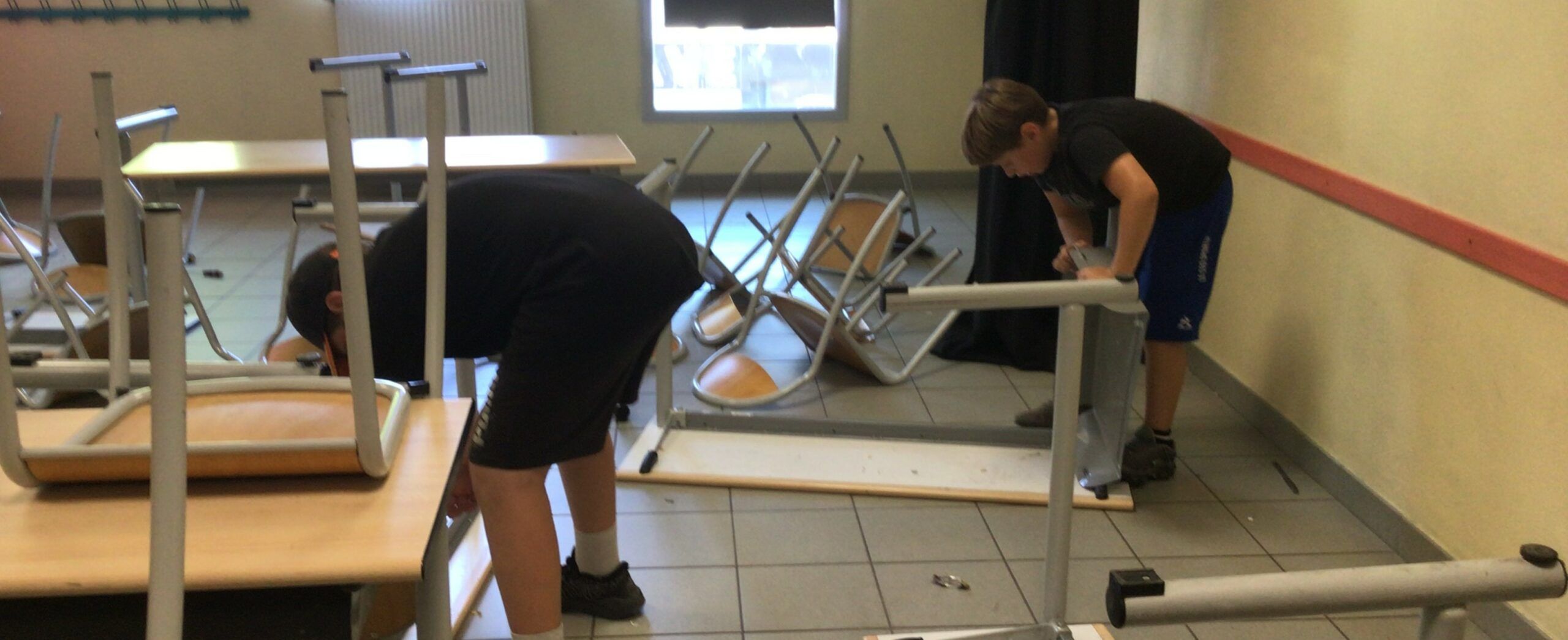 Élèves participant au grand ménage du collège sous la coordination des éco-délégués.