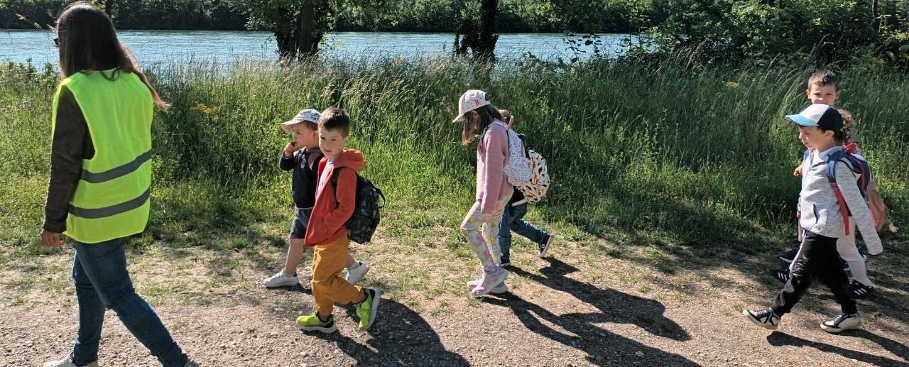 enfants en randonnée maternelle en période 5