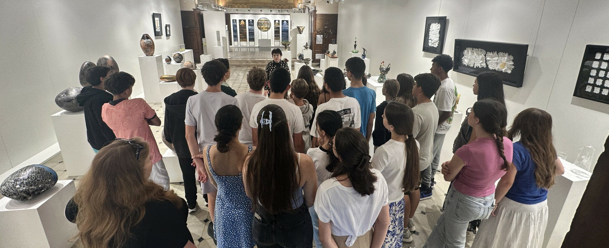 Élèves découvrant des œuvres de la Biennale du verre à Condrieu à la chapelle de la Visitation