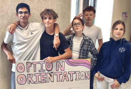 Option orientation Marronniers : cinq élèves présentent leur option aux visiteurs lors des portes ouvertes 2026.