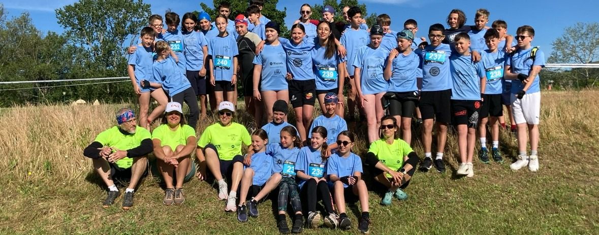 Élèves du collège participant au triathlon scolaire aux Roches-de-Condrieu en relais natation, VTT et course à pied - mai 2025