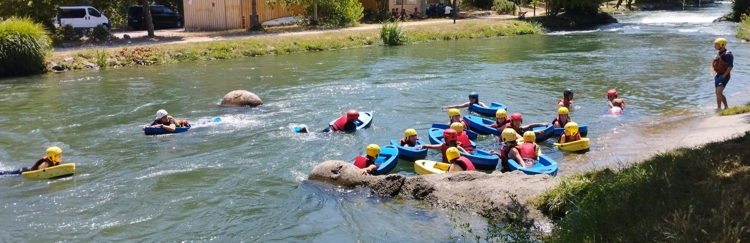 Élèves de 5ème participant à une sortie hydrospeed à Saint-Pierre-de-Bœuf.