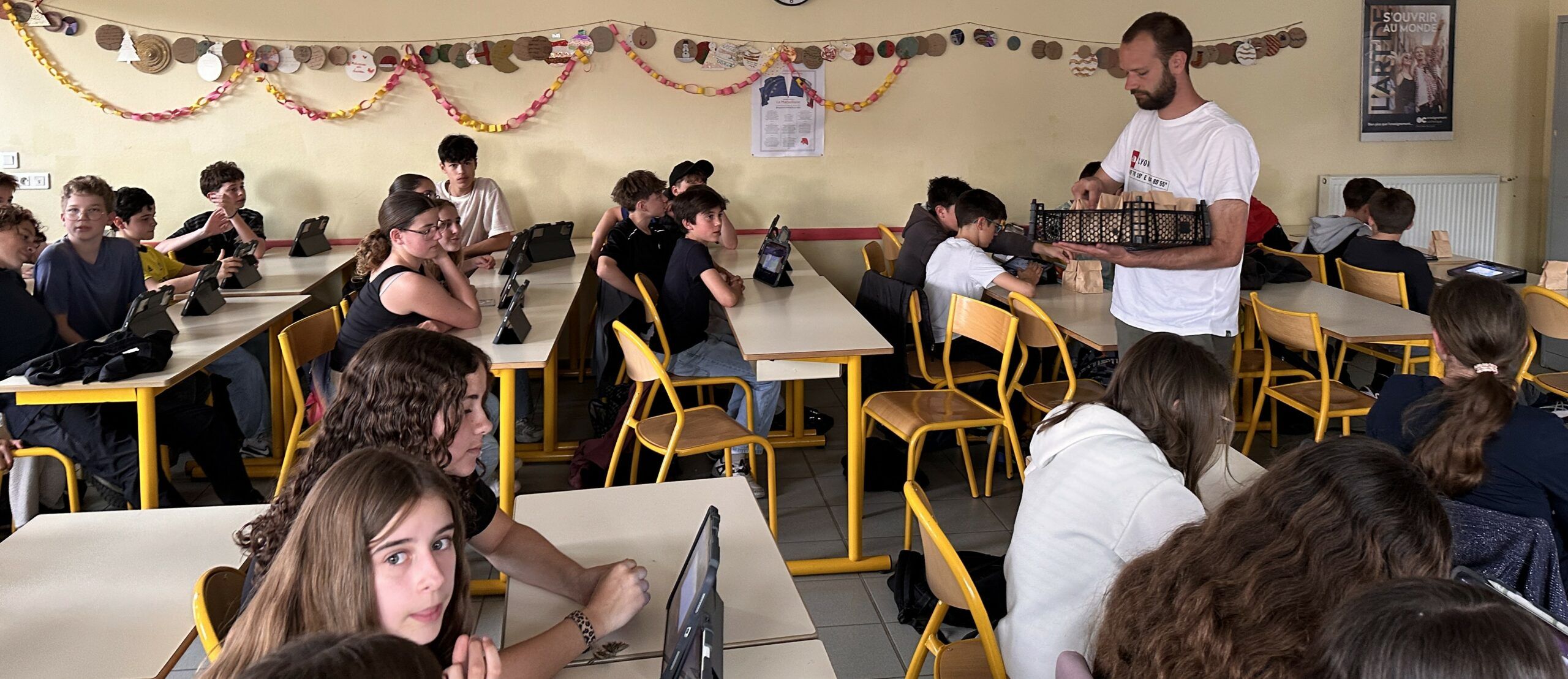 Participants au tournoi Géoguessr du collège lors de la remise des récompenses.