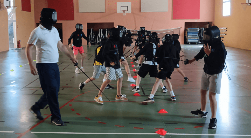 Élèves de 6e en pleine initiation escrime collège avec le club de Vienne