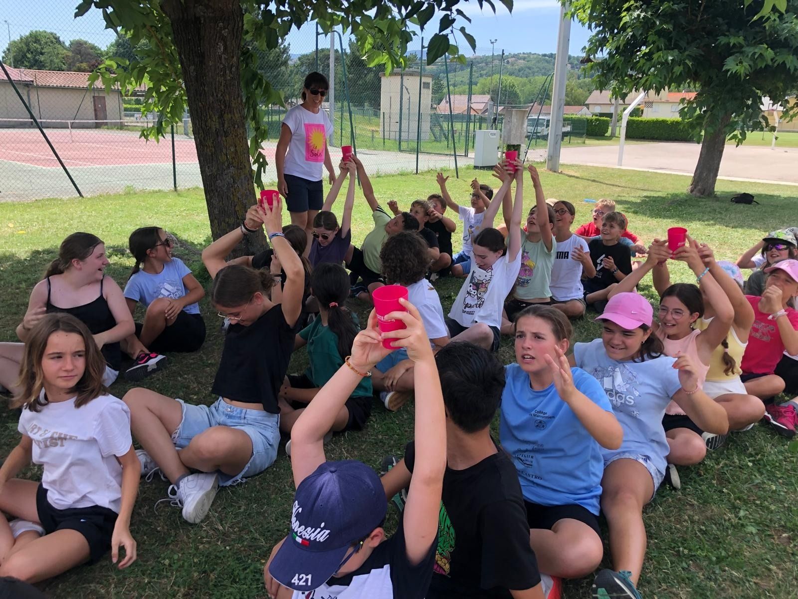 Élèves participant à la journée des 6èmes au collège Les Marronniers avec jeux, pique-nique et olympiades
