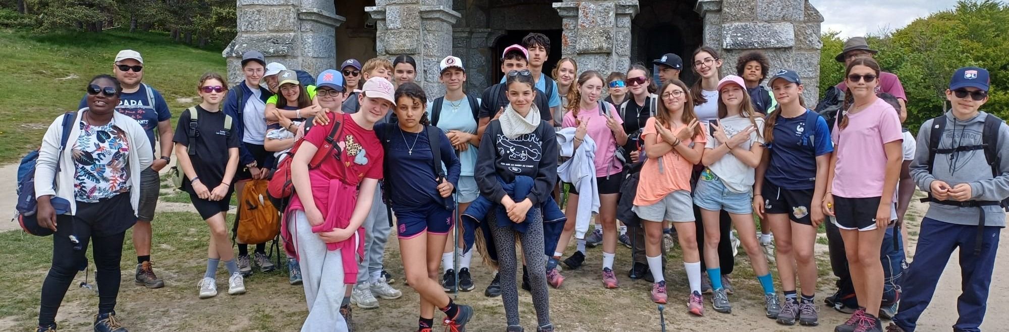 Pèlerinage camino collège avec les élèves marchant sur les chemins de Lozère