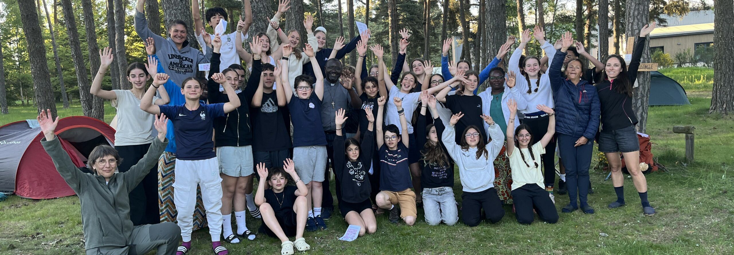 Pèlerinage aubrac collège avec les élèves marchant sur les plateaux de l’Aubrac