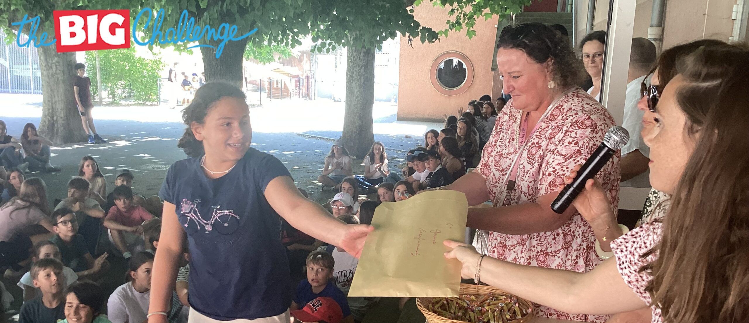 Mme Romero et l'équipe d'anglais remettent les récompenses du Big Challenge.
